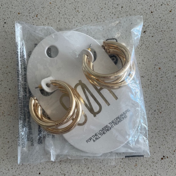 BRAND NEW - Gold Hoop Earrings - Picture 5 of 5